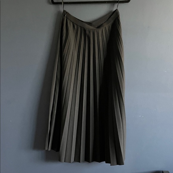 Uniqlo Black A-Line Pleated Skirt - Picture 1 of 7